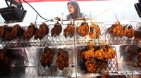 Berbagai lauk pauk dijajakan di pasar ini.