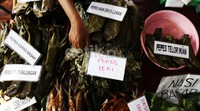 Pepes udang hingga ikan juga dijajakan di pasar kuliner musiman ini.