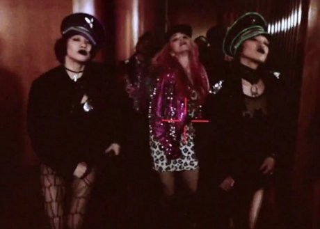 Madonna Gila-gilaan Bareng Miley Cyrus di Video Klip Bi**h Im Madonna