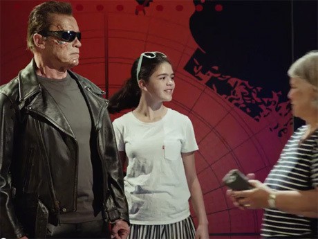 Jadi Patung Lilin, Arnold Schwarzenegger Kerjai Penggemar