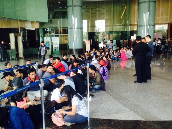Cuci Gudang iPhone 5c Rp 2,8 Juta, Ratusan Warga Antre di Menara Bank Mega