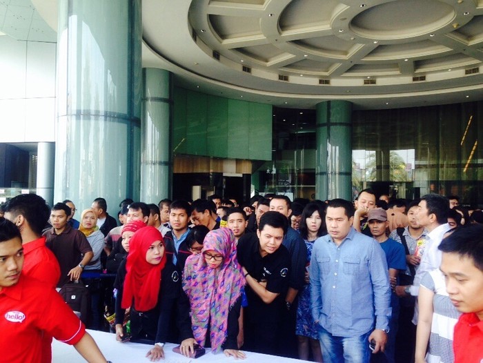 iPhone 5c dan Galaxy Tab Kosong, Pembeli Kecewa Sudah Antre dari Pagi