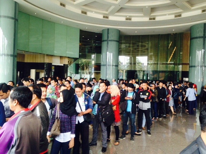Antrean Pemburu Galaxy S5 dan iPhone 5c Harga Miring Makin Panjang