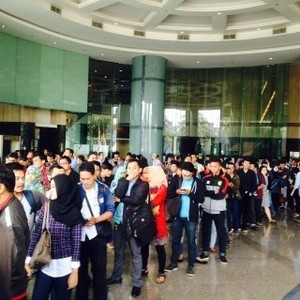 Antrean Pemburu Galaxy S5 dan iPhone 5c Harga Miring Makin Panjang