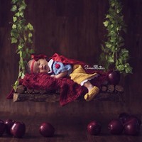 Thalia tampak sangat menggemaskan tertidur di atas ayunan kayu yang dihiasi dedaunan dan buah apel. (Instagram/thaliaputrionsu)