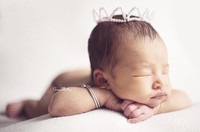 Thalia mengenakan mahkota mutara. So cute! (Instagram/ruben_onsu)