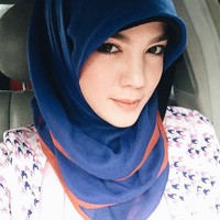 Alice tampak cantik berbalut hijab berwarna biru. (Instagram/alicenorin)