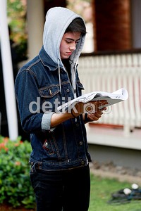 Ali ganteng tampil mengenakan hoodie denim.