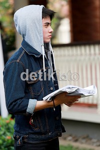 Meski difoto secara candid, cowok kelahiran 26 Oktober 1996 itu tetap terlihat ganteng.