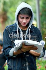 Aliando Tetap Ganteng Difoto Candid, Setuju Alicious?
