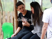 Saat di sela-sela syuting, mereka pun menghabiskan waktu bersama.