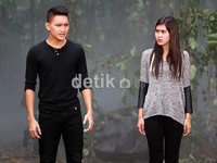Namun saat berakting di depan kamera, wajah keduanya langsung berubah menjadi serius. Tidak mesra-mesraan seperti biasanya.
