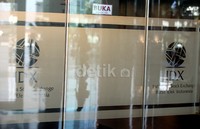 Sementara nilai tukar rupiah terhadap dolar Amerika Serikat (AS) dibuka menguat di posisi Rp 13.316 per dolar AS dibandingkan posisi pada penutupan perdagangan kemarin Rp 13.365 per dolar AS.