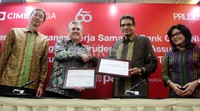 Direktur Consumer Banking CIMB Niaga Samir Gupta dan Direktur Keuangan Prudential Indonesia John Oehmke berjabat tangan usai penandatanganan kerjasama.