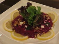 Salah satu hidangan pembuka asal Iran, beetroot feta borani yang terbuat dari ubi ungu.