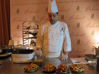 Pastry Chef Khaled Rashwan sedang menunjukkan cara membuat hidangan penutup cashew nut baklava dan balah el sha. Ia mengatakan siapapun dapat membuat hidangan ini karena bahan dan cara membuatnya mudah.