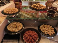 Aneka hidangan penutup khas Timur Tengah yang disusun cantik di area khusus dessert.
