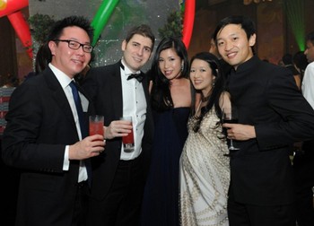 Eduard dan Elaine dalam acara bersama teman-teman mereka. (istimewa/asiatatler)