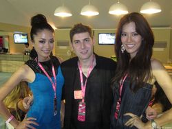 Kemesraan Pendiri Facebook & Calon Istri Orang Indonesia