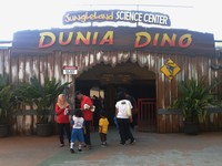 Dunia Dino bisa dikunjungi setiap hari sesuai dengan jam buka Jungleland. Anak-anak maupun dewasa boleh berkunjung. Tapi biasanya memang lebih banyak anak kecil yang datang ke Dunia Dino (Kurnia/detikTravel)