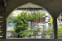 Interior masjid sungguh membuat seolah-olah sedang berada di suatu daerah di Jawa. Ornamen tiang, langit-langit, mimbar dan teralis jendela memperkuat bangunan bergaya Indonesia (Avitia/detikTravel)