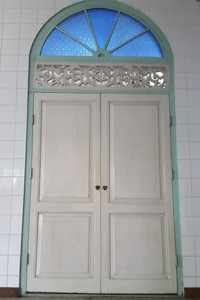 Pintu masjid dengan gaya Jawa. Bangunan utama masjid bentuknya segi empat. Ada empat pilar kokoh sebagai penyangganya (Avitia/detikTravel)
