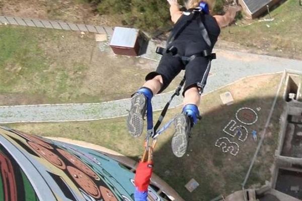 Lompat dari Atas Bekas Pembangkit Listrik di Afrika, Berani?