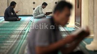 Dihari kedua puasa warga nampak mamanfatkan waktunya untuk beribadah di Masjid Al-Bina Senayan.