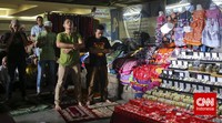 Di pasar Tanah Abang memang terdapat masjid namun tidak dapat menampung semua jamaah yang malaksanakan ibadah salat Jumat. Adhi Wicaksono/CNNIndonesia.     