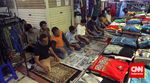 Salat Jumat di Lorong Kios Pasar Tanah Abang