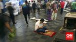 Salat Jumat di Lorong Kios Pasar Tanah Abang