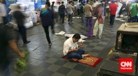 Seorang jamaah berdoa usai malaksakan salat Jumat. Adhi Wicaksono/CNNIndonesia.