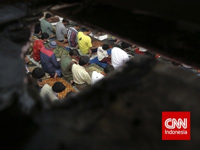 Salat Jumat di Lorong Kios Pasar Tanah Abang