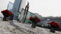 Pemasangan pot bunga ini dalam rangka menyambut HUT ke-488 DKI Jakarta.