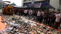 Proses pemusnahan miras dilakukan mesin penggilas aspal.
