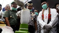 Narkoba jenis sabu dihancurkan dengan dicampur air dan diblender.