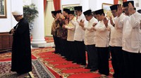 Jokowi dan pimpinan lembaga negara salat Maghrib berjamaah. Edi/Setpres/detikFoto.