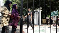 Banyaknya pengemis ini karena membludaknya jamaah salat Jumat.