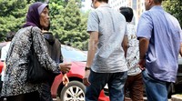 Para pengemis mengharapkan infaq dari jamaah salat.