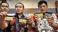 Polisi menunjukkan kartu ATM yang diamankan di markas sindikat penipuan kelompok Makassar itu. Pool/Lamhot Aritonang/detikFoto.