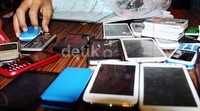 Polisi juga mengamankan sejumlah handphone. Pool/Lamhot Aritonang/detikFoto.