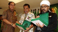 Ketum PPP Djan Faridz memberikan plakat kepada nara sumber usai diskusi panel DPP PPP.