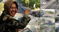 Wali Kota Tri Rismaharini memantau situasi lalu lintas Surabaya  melalui CCTV yang bisa dimoninor dari ruang kerjanya.