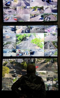 Di Surabaya sudah terpasang lebih 400 CCTV yang terkoneksi dan bisa dipantau real time oleh Wali Kota Tri Rismaharini dari ruang kerjanya.