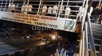 Salat Tarawih di JPO dan Pinggir Jalan