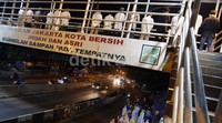 Warga salat di JPO Pasar Gembrong, Jakarta Timur.