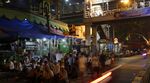 Salat Tarawih di JPO dan Pinggir Jalan