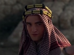 Robert Pattinson Jadi Lawrence of Arabia di Queen of the Desert