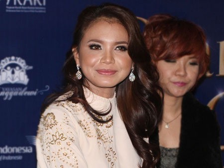 Cari Berkah Ramadan, Rossa Desain Liontin Bertanda Tangan