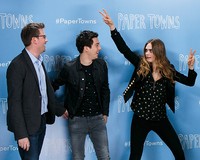Saat hadir di pemotretan film terbarunya berjudul 'Paper Towns' di London, Cara tak malu-malu untuk berpose kocak. John Phillips/Getty Images/detikFoto.